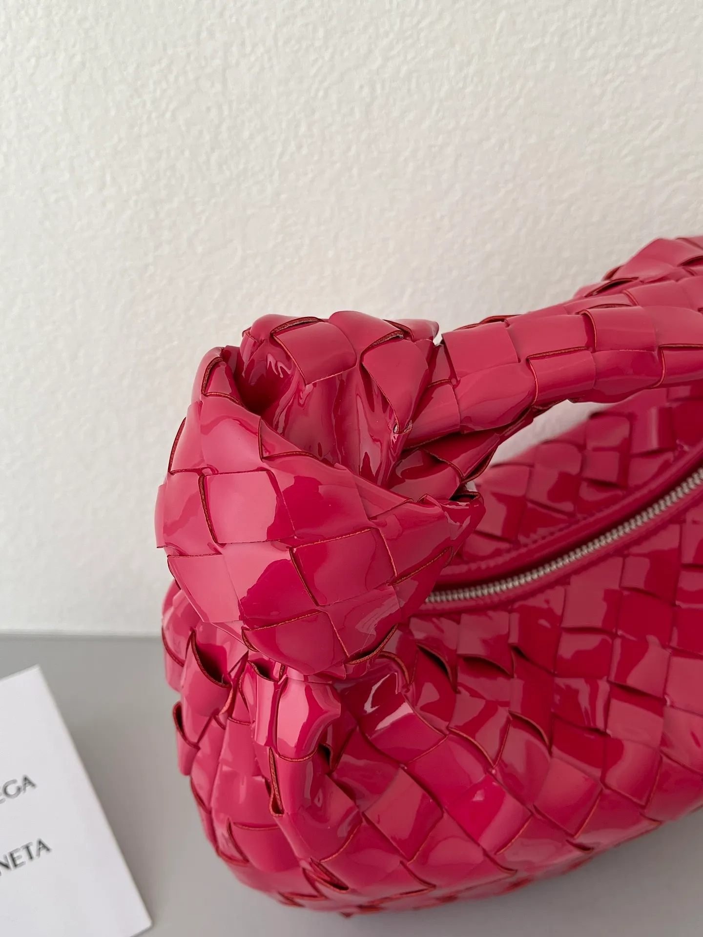 Mini Jodie Patent Leather New Color Bottega Veneta ͙.——The latest woven knotted hobo, the bag has a unique shape, is particularly practical and durable. It retains the traditional woven elements while being a little more flamboyant ~ Made of hand-woven cowhide, zipper opening and closing, curved seamless structure, effortless to match, highly recommended ⚠️⚠️⚠️ Size: 23cm*15cm*5cm